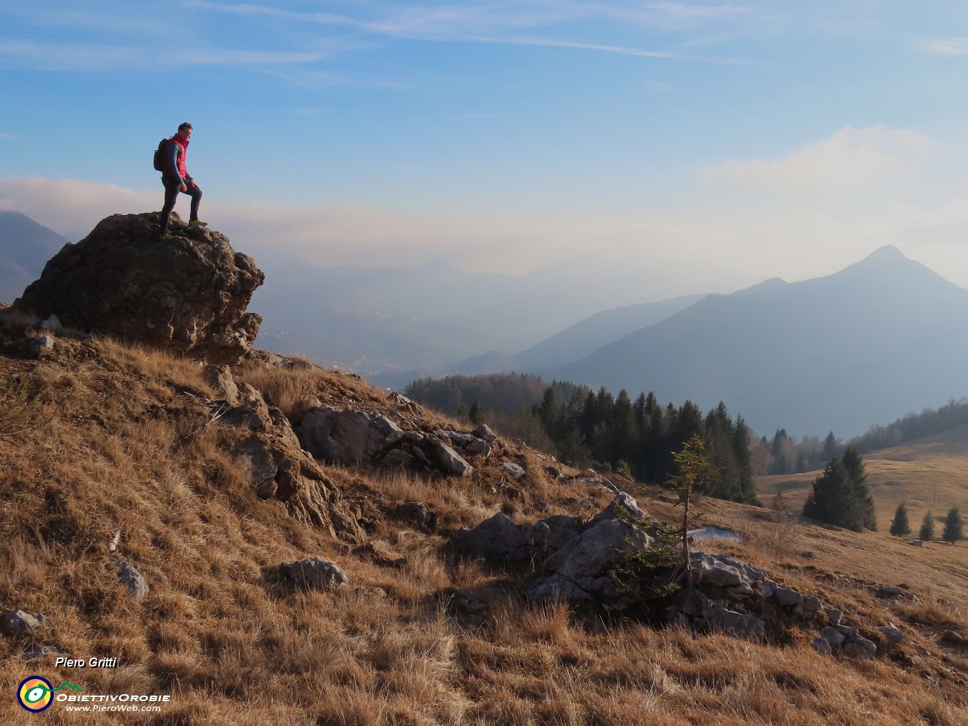 52 Ammirando il panorama dal bel roccione.JPG